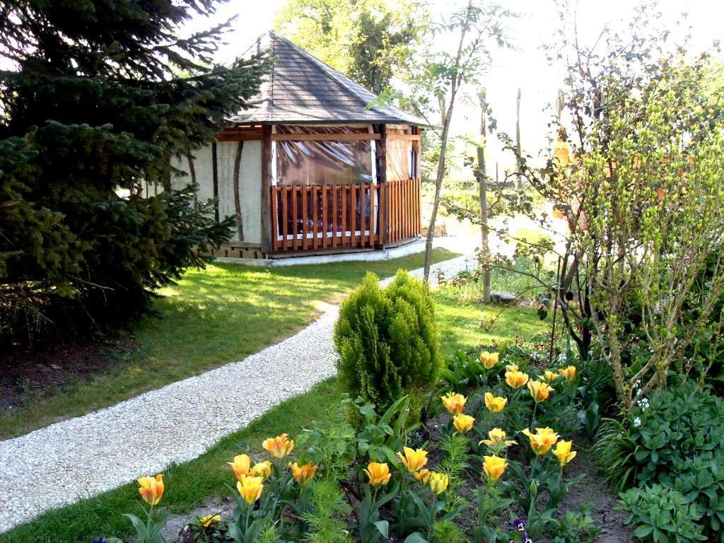 Les Petites Chapelles Bed & Breakfast Saint-Pierre-de-Plesguen Екстериор снимка