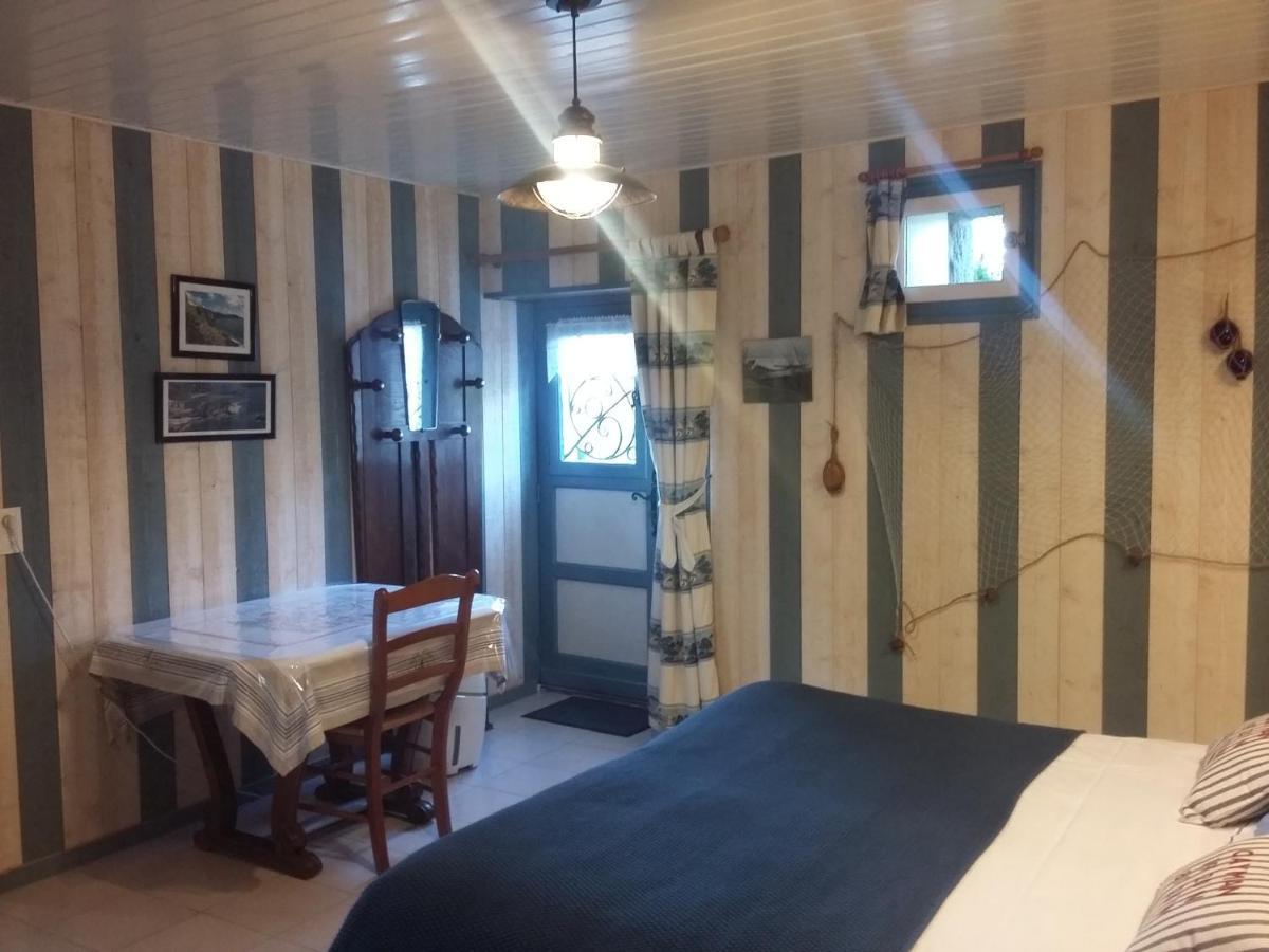 Les Petites Chapelles Bed & Breakfast Saint-Pierre-de-Plesguen Екстериор снимка